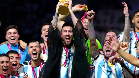 Lionel Messi lifts the World Cup trophy. [ONE FOOTBALL]