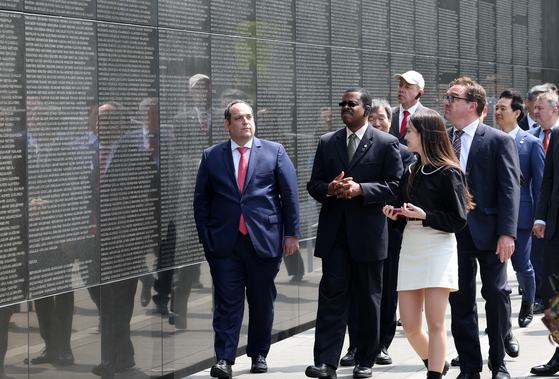 Campbell gives a tour to the BIE delegation during their visit to the United Nations Memorial Cemetery in Korea on April 6. [YONHAP] 