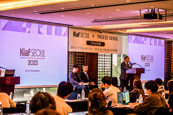Hwang Dal-seung, founder of Keumsan Gallery and the head of the Galleries Association of Korea that operates Kiaf, speaks during the press briefing held for Kiaf Seoul and Frieze Seoul on Thursday at the Westin Josun Hotel in central Seoul. [KIAF SEOUL] 
