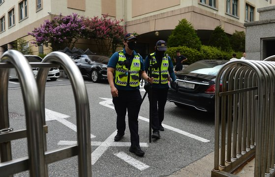Police are dispatched to a high school in Daejeon on Aug. 4 after a man stabbed a 40-something-year-old teacher and fled. [KIM SEONG-TAE]