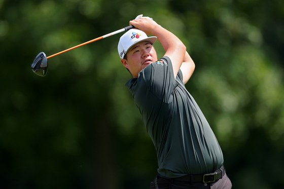 Im Sung-jae plays a shot from the seventh tee during the final round of the BMW Championship at Olympia Fields Country Club in Olympia Fields, Illinois on Sunday. [GETTY IMAGES]