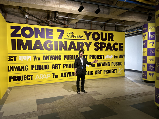 Artistic director Kim Sung-ho of the seventh edition of the Anyang Public Art Project gives the press a tour of the former Animal Plant and Quarantine Agency building in Anyang, Gyeonggi, on Monday. [SHIN MIN-HEE]
