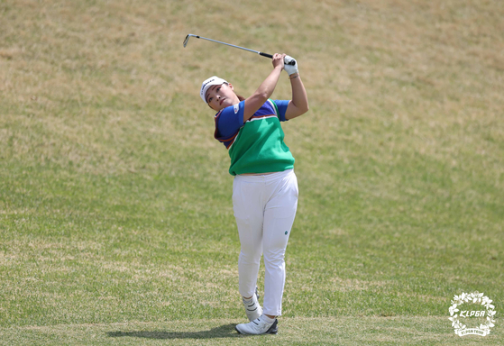 Jang Ha-na hits a shot during the CreaS F&C KLPGA Championship at Lakewood Country Club in Yangju, Gyeonggi on April 27. [KLPGA]