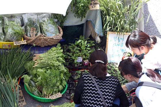 People shop for vegetables in Marche@ [JOONGANG PHOTO]
