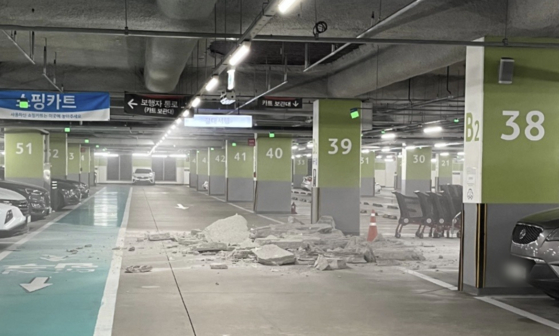 The collapsed roof at the basement parking lot at Homeplus' Songdo branch on Wednesday [SCREEN SHOT]