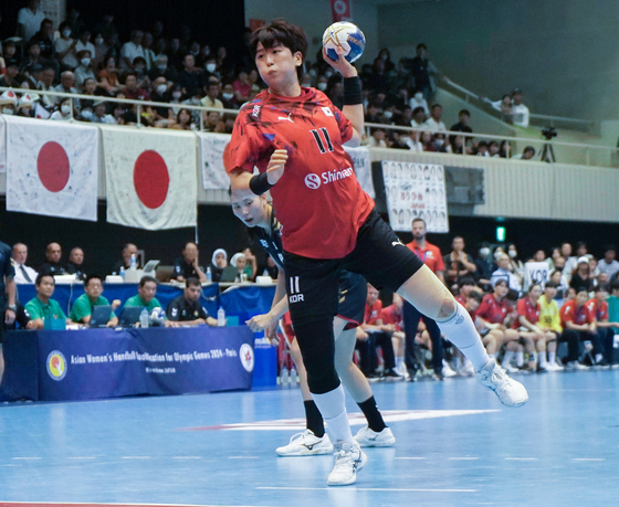 Korea's Ryu Eun-hee shoots during a 2024 Paris Olympics qualifier against Japan at Maeda Housing Higashi Ward Sports Center in Hiroshima, Japan on Wednesday. [YONHAP] 