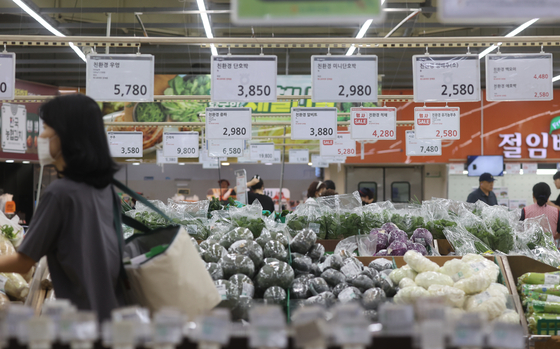Customers shop for groceries at a discount mart in southern Seoul on Thursday. [YONHAP]