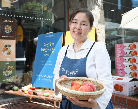 Lee Bo-eun, founder and executive director of Seoul's farmers' market Marche@ poses for a photo at one of Marche@'s markets in Mapo District, western Seoul, on Aug. 7. [PARK SANG-MOON]