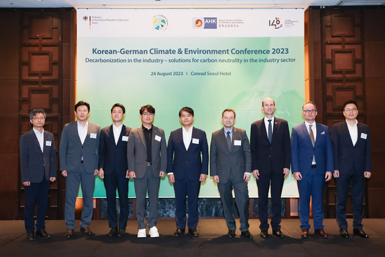 Georg Schmidt, German ambassador to Korea, fourth from right; Joo Young-joon, deputy minister of the Ministry of Trade, Industry and Energy, fifth from right; Martin Henkelmann, president and CEO of the Korean-German Chamber of Commerce and Industry, third from right; and experts of climate change from Korea and Germany join a conference on carbon neutrality in Seoul organized by the embassy and the chamber of commerce at the Conrad Seoul on Thursday. [EMBASSY OF GERMANY IN KOREA]