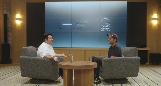 Bang Si-hyuk, founder and chairman of HYBE, speaks with John Janick, chairman of Geffen Records, in a YouTube video earlier this week. [HYBE]