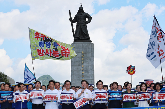 Democratic Party leader Lee Jae-myung speaks at a protest rally against Japan's ongoing release of radioactive water from the Fukushima nuclear plant at Gwanghwamun Square in downtown Seoul on Friday. [YONHAP]