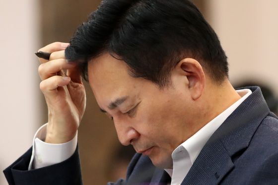 Minister of Land, Infrastructure and Transport Won Hee-ryong reads a document during a meeting Sunday to discuss the collapse of an underground parking lot at an apartment complex under construction in Incheon in April. [NEWS1]