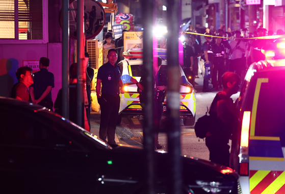 The police seal off a residential area in Eunpyeong District, in northern Seoul, on Saturday as they try to convince an intoxicated man in his 30s with knives to surrender. He threatened to hurt himself in a standoff that lasted for more than two hours. [YONHAP]
