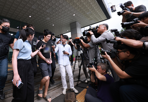 Choi Yoon-jong, who is accused of raping and murdering a woman at a park in Sillim-dong, is being escorted by the police from the Gwanak Police Precinct to the prosecutors' office on Friday. [YONHAP]