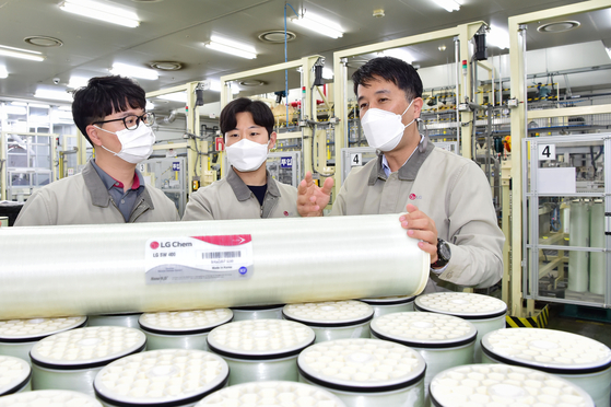 LG Chem employees check the company's filter membrane products at its Cheongju plant in North Chungcheong. [LG CHEM]