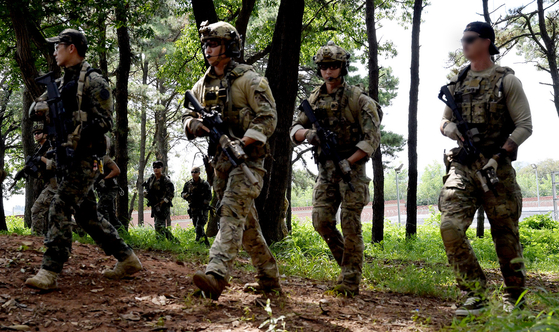 South Korean and U.S. Navy special commandos train during a joint field drill at Camp Humphreys in Pyeongtaek, Gyeonggi, on Friday. [REPUBLIC OF KOREA NAVY]