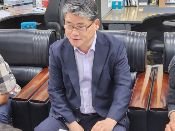 Vice Governor Lim Sang-gyu of North Jeolla speaks to the press at the North Jeolla office building on Tuesday. [KIM JUN-HEE]
