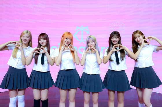 Girl group cignature poses for the camera ahead of the online press showcase held Tuesday for the group's fourth EP ″Us in the Summer.″ [C9 ENTERTAINMENT]
