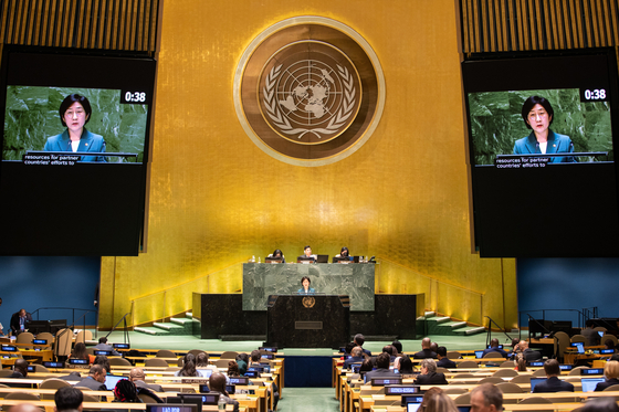 In this file photo dated March 24, Minister of Environment Han Wha-jin speaks of the Korean government's plan to expand its overseas development aid contribution at the UN Water Conference in New York. [NEWS1] 