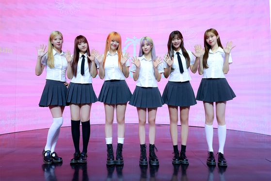 Girl group cignature poses for the camera ahead of the online press showcase held Tuesday for the group's fourth EP ″Us in the Summer.″ [C9 ENTERTAINMENT]