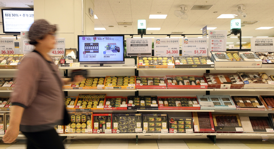 Chuseok harvest holiday gift sets are displayed at a discount store in downtown Seoul on Tuesday. A cabinet meeting presided by President Yoon Suk Yeol passed a revision to the anti-corruption law to lift the price ceiling for agricultural, livestock and marine products that can be provided as gifts to public officials to 150,000 won ($113.3). The ceiling will be 300,000 won during the Lunar New Year and Chuseok holiday periods. The revision comes into effect on Wednesday. [NEWS1]
