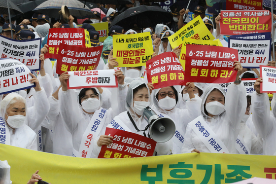 Thirteen veterans associations including the Korea Disabled Veterans Association protest demanding the city government of Gwangju to call off its move to build a park commemorating Jeong Yul-sung in front of the city hall on Wednesday. [NEWS1]