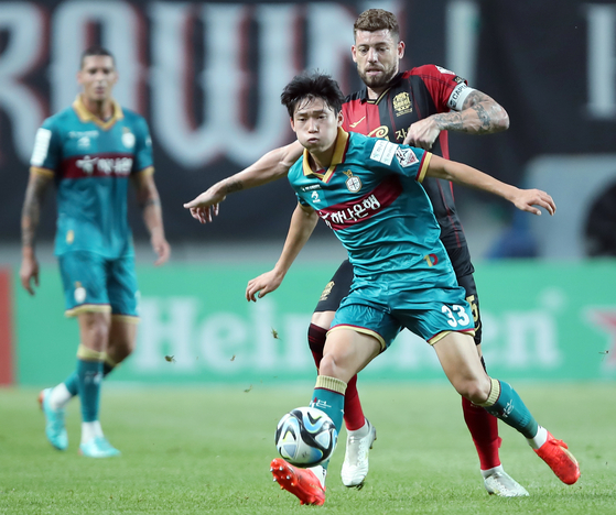 Daejeon Hana Citizen's Bae Jun-ho, front, in action during a K League match against FC Seoul at Seoul World Cup Stadium in western Seoul on July 1. [NEWS1] 