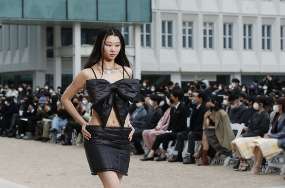 A model walks on the runway during BONBOM's show at 2022 F/W Seoul Fashion Week held in Jongno District, central Seoul, on March 18, 2022. [NEWS1]