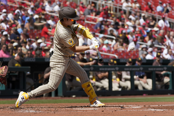 San Diego Padres' Kim Ha-seong hits an RBI single during the second inning of a game against the St. Louis Cardinals in St. Louis, Missouri on Wednesday. Kim picked up two hits in the game, continuing an incredible run of form that has seen him bat .289 over the last 30 games with 33 hits, 14 RBIs and three home runs.  [AP/YONHAP]
