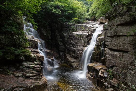 Two waterfalls called Ssangpokpo in Mount Doota  [JOONGANG PHOTO] 