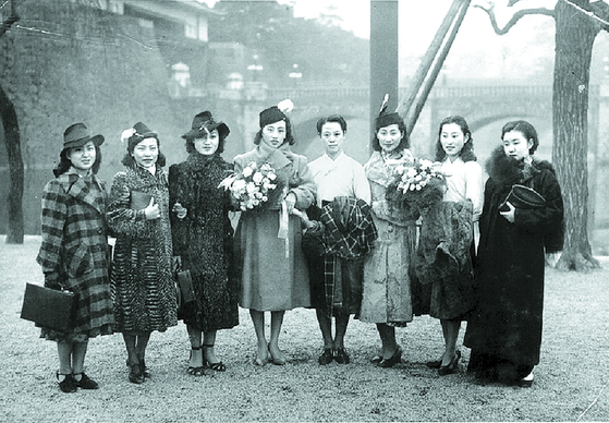 Some members of the Joseon Orchestra. Lee Nan-young is fourth from the left. Photo courtesy of music critic Choi Kyu-sung, the author of the book titled “Ancestors of Girl Groups” [CHOI KYU-SUNG]  