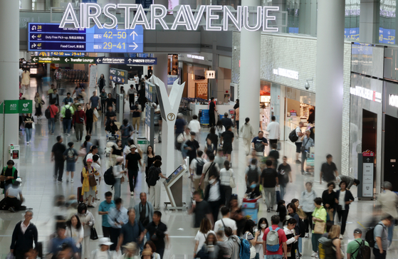 Incheon International Airport’s duty-free shops were brimming with travelers on Sunday as demand for overseas trips escalated after travel restrictions were lifted since the Covid-19 pandemic. The number of newly-issued passports totaled 3.6 million from the January-July period, up 260 percent from 2.6 million during the same period last year, according to Korea Tourism Organization. [NEWS1]