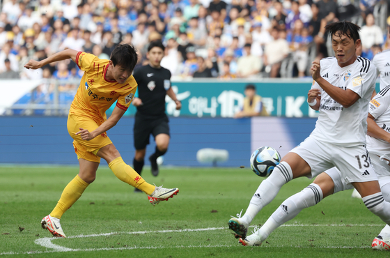 Gwangju FC's Kim Han-gil, left, shoots during a K League match against Ulsan Hyundai at Ulsan Munsu Football Stadium in Ulsan on Sunday. [YONHAP]