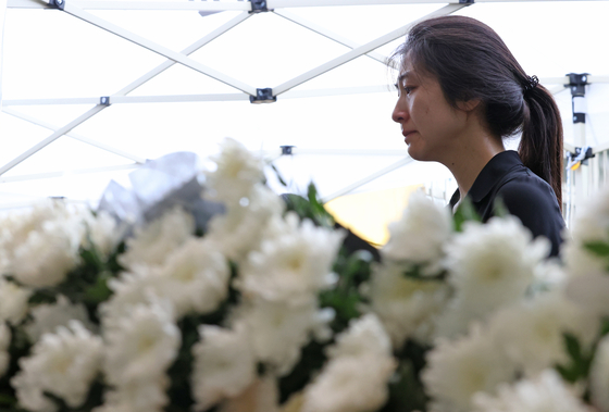 A woman shed tears in front of the memorial of the 23 year-old teacher at Seo 2 Elementary School in Seocho-dong, Gangnam, Seoul, on Monday, which marks the 49th day since the teacher took her own life. A nationwide mourning took place while teachers demanded that the government take more aggressive actions in protecting teachers’ rights from legal harassments from parents. [YONHAP] 