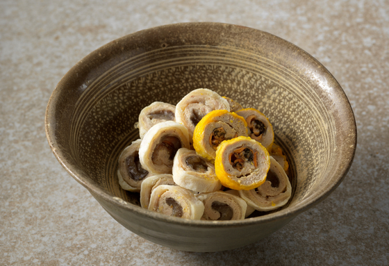 Honghaesam is sea cucumber and mussels wrapped in diced beef and crushed tofu that is cooked on a pan after being coated with egg. [ONJIUM]