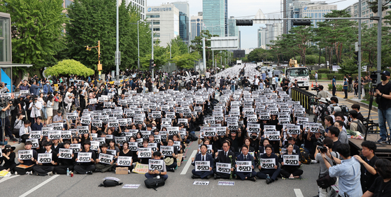 Teachers and politicians rallies in front of the National Assembly on Monday, demanding more aggressive measures to protect teachers’ rights especially against parents filing lawsuits on charges such as emotional abuse on disciplinary actions. Teachers have been rallying since July 22 after a 23 year-old teacher at Seo 2 Elementary School committed suicide. [YONHAP]