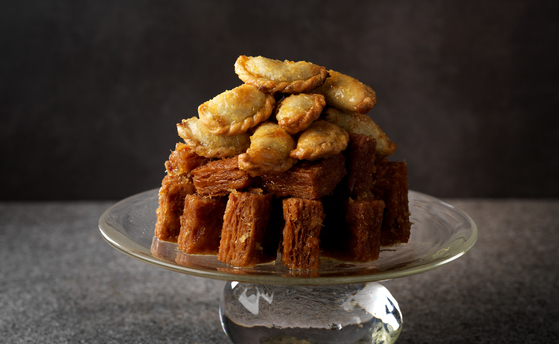Kaesong yakgwa, or traditional Korean honey cookies [ONJIUM]