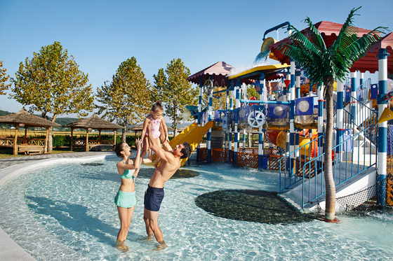 Paradise Spa Dogo is a sulfur hot spring that is equipped with not only open-air hot springs but also swimming pools, waterslides and wave pools. [PARADISE SPA DOGO] 