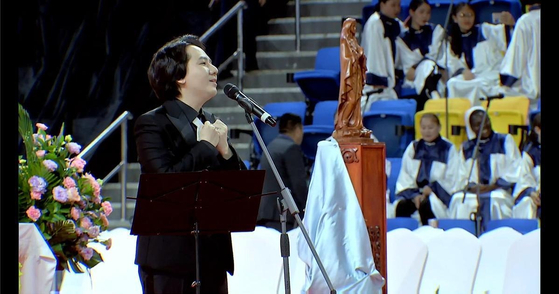 Korean popera tenor Lim Hyung-joo performs at the closing ceremony of a mass Pope Francis held at the Steppe Arena in Ulaanbaatar on Sunday. [DGNCOM]