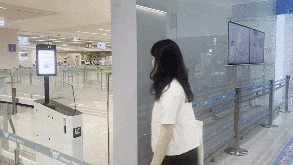 A customer enters the boarding gate area at an airport using the Smart Pass service on Tuesday afternoon. The Smart Pass service allows passengers to enter the boarding gate by scanning their faces. [SARAH CHEA] 