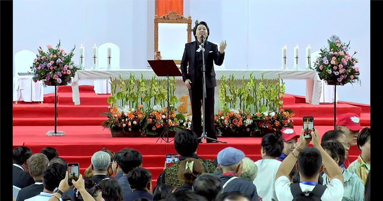Korean popera tenor Lim Hyung-joo performs at the closing ceremony of a mass Pope Francis held at the Steppe Arena in Ulaanbaatar on Sunday. [DGNCOM]