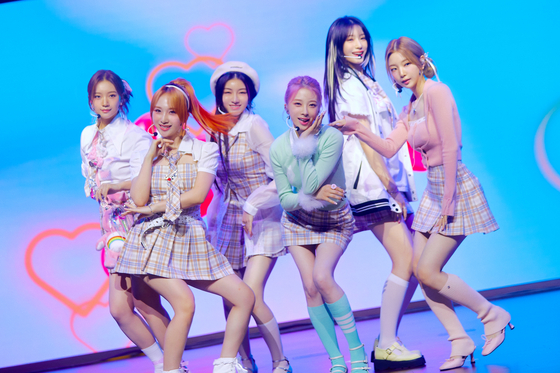 Girl group Rocket Punch performs “Boom,” the title track from its third single album at a press showcase held Wednesday at the Sky Art Hall in Gangseo District, western Seoul. While this is the girl group’s first Korean album in more than a year, the group “didn’t just take a break,” but instead “practiced every single day” to further improve themselves. [WOOLLIM ENTERTAINMENT]