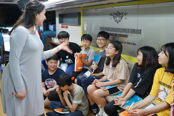 A native English instructor teaches her students in Daegu, southern Korea. [YEUNGJIN UNIVERSITY]