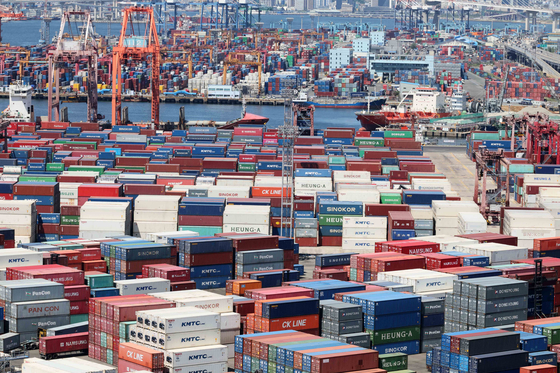 Containers are stacked up at a port in Busan on Aug. 1. [JOONGANG PHOTO] 