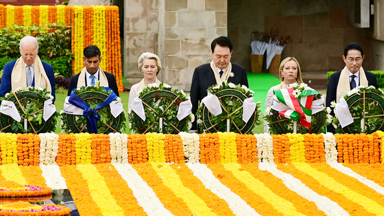 Korean President Yoon Suk Yeol, center right, pays respects at the Mahatma Gandhi memorial at Raj Ghat on the sidelines of the G20 summit in New Delhi, India, on Sunday, alongside leaders of the world’s 20 major economies. From left: U.S. President Joe Biden, British Prime Minister Rishi Sunak, European Commission President Ursula von der Leyen, Yoon, Italian Prime Minister Giorgia Meloni and Japanese Prime Minister Fumio Kishida. [JOINT PRESS CORPS]
