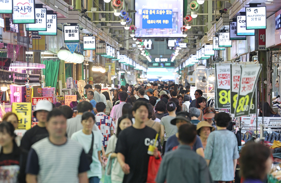 A crowd of people seen at a traditional market in Mangwon-dong, western Seoul, on Sunday, three weeks ahead of the upcoming Chuseok harvest holidays that start on Sept. 28. [YONHAP]