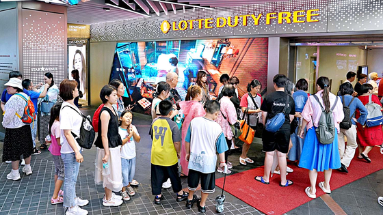 Some 150 Chinese group tourists line up to visit Lotte Duty Free shop in Myeong-dong in central Seoul on Aug. 23. [LOTTE DUTY FREE]