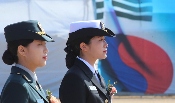 Newly commissioned Army and Navy officers attend a commissioning ceremony for the 63rd cohort of the Korea Armed Forces Nursing Academy held in Daejeon on March 6. [NEWS1]