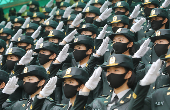 Female staff sergeants salute during an induction ceremony held at the Korea Army Noncommissioned Officer Academy in Iksan, North Jeolla, on Aug. 27, 2021. Of the 487 new servicemembers inducted that day, 82.5 percent, or 402, were women. [NEWS1]