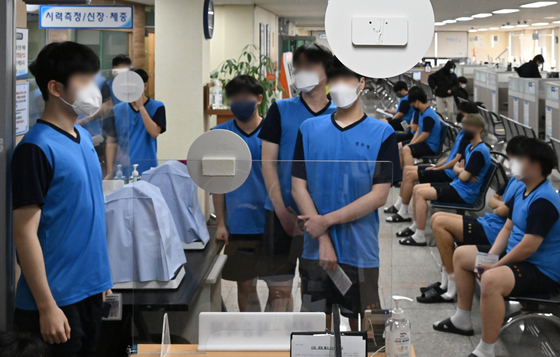 Military-aged men receive physical examinations for conscription at a regional Military Manpower Administration facility in Suwon, Gyeonggi, on Feb. 1. [YONHAP]